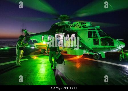 Des équipes de soutien arrivent par hélicoptère au navire de récupération SpaceX Shannon pour se préparer à l'atterrissage de l'engin spatial SpaceX Dragon Endurance avec les astronautes de la NASA Nicole Mann et Josh Cassada, astronaute de l'Agence japonaise d'exploration aérospatiale (JAXA) Koichi Wakata, Et le coscosmos cosmonaute Anna Kikina à bord dans le golfe du Mexique, au large de la côte de Tampa, en Floride, samedi, 11 mars 2023. Mann, Cassada, Wakata et Kikina reviennent après 157 jours dans l'espace dans le cadre de l'expédition 68 à bord de la Station spatiale internationale. NASA photo par Keegan Barber/UPI Banque D'Images