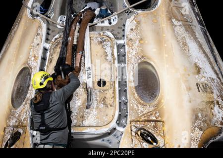 Les équipes de soutien à bord du navire de récupération SpaceX Shannon travaillent autour de l'engin spatial SpaceX Dragon Endurance peu après son atterrissage avec les astronautes de la NASA Nicole Mann et Josh Cassada, astronaute de l'Agence japonaise d'exploration aérospatiale (JAXA) Koichi Wakata, Et le coscosmos cosmonaute Anna Kikina à bord dans le golfe du Mexique, au large de la côte de Tampa, en Floride, samedi, 11 mars 2023. Mann, Cassada, Wakata et Kikina reviennent après 157 jours dans l'espace dans le cadre de l'expédition 68 à bord de la Station spatiale internationale. NASA photo par Keegan Barber/UPI Banque D'Images