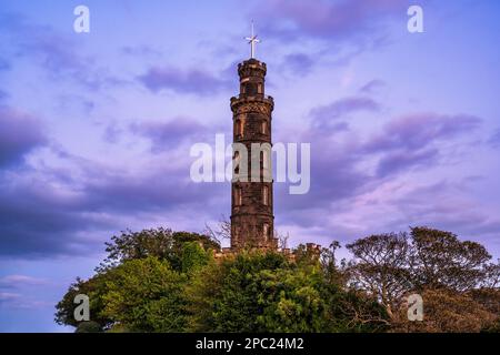 Nelson’s Monument sur Calton Hill au coucher du soleil à Édimbourg, Écosse, Royaume-Uni Banque D'Images