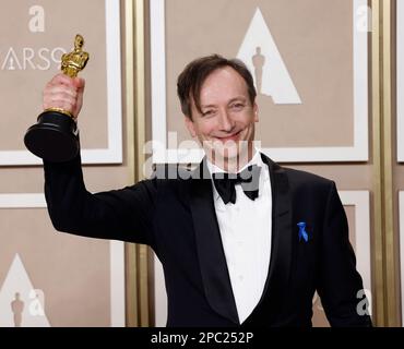 Volker Bertelmann, lauréat du prix du meilleur score original pour « All Quiet on the Western Front », ??? Apparaît en coulisses avec son Oscar lors des Oscars annuels 95th à l'hôtel Loews Hollywood dans la section Hollywood de Los Angeles, dimanche, 12 mars 2023. Photo de John Angelillo/UPI Banque D'Images