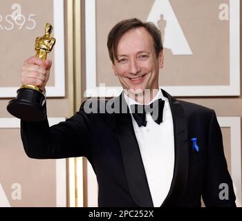 Volker Bertelmann, lauréat du prix du meilleur score original pour « All Quiet on the Western Front », ??? Apparaît en coulisses avec son Oscar lors des Oscars annuels 95th à l'hôtel Loews Hollywood dans la section Hollywood de Los Angeles, dimanche, 12 mars 2023. Photo de John Angelillo/UPI Banque D'Images