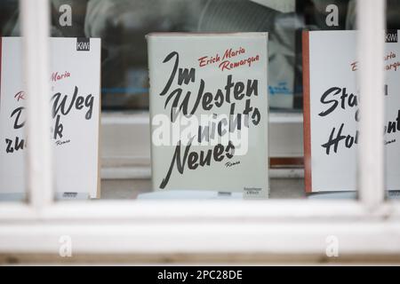 13 mars 2023, Basse-Saxe, Osnabrück: Vue d'un livre de l'auteur Erich Maria Remarque dans une vitrine du Centre de la paix Erich Maria Remarque. L'adaptation littéraire 'rien de nouveau dans l'Ouest' du réalisateur Edward Berger a remporté quatre prix aux Oscars. Le roman anti-guerre a été écrit par Erich Maria Remarque - le grand intérêt pour le film a également dédré sur Osnabrück, le lieu de naissance de l'écrivain né en 1898. Photo: Friso Gentsch/dpa Banque D'Images