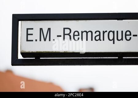 13 mars 2023, Basse-Saxe, Osnabrück: Vue d'un panneau du Centre de la paix Erich Maria Remarque. L'adaptation littéraire 'rien de nouveau dans l'Ouest' du réalisateur Edward Berger a remporté quatre prix aux Oscars. Le roman anti-guerre a été écrit par Erich Maria Remarque - le grand intérêt pour le film a également dédré sur Osnabrück, le lieu de naissance de l'écrivain né en 1898. Photo: Friso Gentsch/dpa Banque D'Images