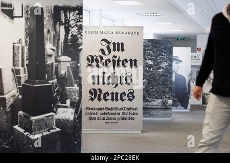 13 mars 2023, Basse-Saxe, Osnabrück: Vue de l'exposition du Centre Erich Maria Remarque pour la paix. L'adaptation du film littéraire 'rien de nouveau dans l'Ouest' par le réalisateur Edward Berger a remporté quatre prix aux Oscars. Le roman anti-guerre a été écrit par Erich Maria Remarque - le grand intérêt pour le film a également dédré sur Osnabrück, le lieu de naissance de l'écrivain né en 1898. Photo: Friso Gentsch/dpa Banque D'Images