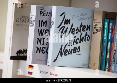 13 mars 2023, Basse-Saxe, Osnabrück: Vue des éditions de 'rien de nouveau dans l'Ouest' par l'auteur Erich Maria Remarque au Centre de la paix Erich Maria Remarque. L'adaptation littéraire du directeur Edward Berger, « rien de nouveau dans l'Ouest », a remporté quatre prix aux Oscars. Le roman anti-guerre a été écrit par Erich Maria Remarque - le grand intérêt pour le film a également dédré sur Osnabrück, le lieu de naissance de l'écrivain né en 1898. Photo: Friso Gentsch/dpa Banque D'Images