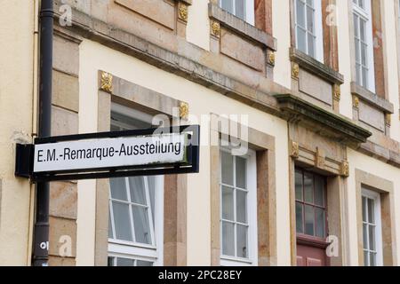 13 mars 2023, Basse-Saxe, Osnabrück: Vue de la façade du Centre de la paix Erich Maria Remarque. L'adaptation littéraire 'rien de nouveau dans l'Ouest' du réalisateur Edward Berger a remporté quatre prix aux Oscars. Le roman anti-guerre a été écrit par Erich Maria Remarque - le grand intérêt pour le film a également dédré sur Osnabrück, le lieu de naissance de l'écrivain né en 1898. Photo: Friso Gentsch/dpa Banque D'Images