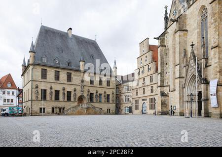 13 mars 2023, Basse-Saxe, Osnabrück: Vue sur l'hôtel de ville (l), les échelles de la ville et la paroisse luthérienne de St. Marie (r) d'Osnabrück. L'adaptation littéraire du directeur Edward Berger, « rien de nouveau dans l'Ouest », a remporté quatre prix aux Oscars. Le roman anti-guerre a été écrit par Erich Maria Remarque - le grand intérêt pour le film a également dédré sur Osnabrück, le lieu de naissance de l'écrivain, né en 1898. Photo: Friso Gentsch/dpa Banque D'Images