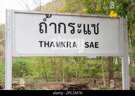 Panneau de la gare de Thamkra SAE Bridge à Kanchanaburi en Thaïlande. Le pont de Thamkrasae est un lieu trouiste célèbre en Thaïlande. Banque D'Images