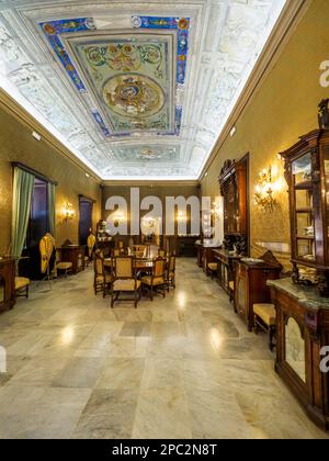 Hall d'entrée dans le palais aristocratique de style baroque Filangeri-Cutò également connu sous le nom de Palazzo Mirto - Palerme, Sicile, Italie Banque D'Images