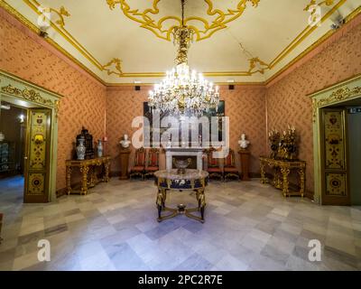 Salotto rosa (salon rose) dans le palais aristocratique de style baroque Filangeri-Cutò également connu sous le nom de Palazzo Mirto - Palerme, Sicile, Italie Banque D'Images