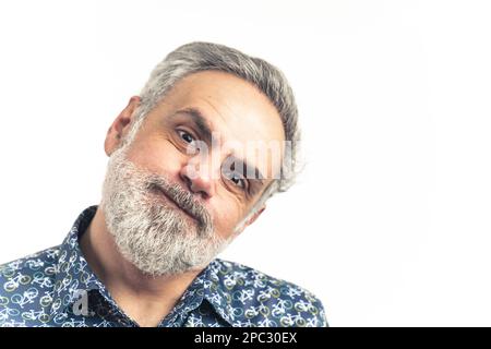 Homme barbu d'âge moyen dans une chemise bleue faisant un visage drôle avec des joues de puffing. Bouche gonflée avec de l'air. Isolé sur fond blanc. Photo de haute qualité Banque D'Images