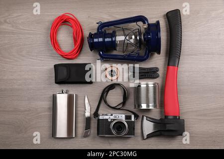 Composition de la pose plate avec différents équipements de camping sur fond de bois Banque D'Images
