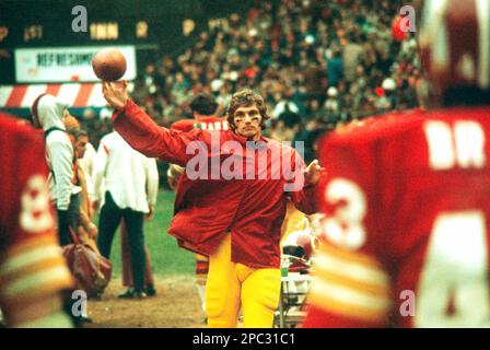 Washington, Vereinigte Staaten. 11th mars 2023. Joe Theismann (7) se réchauffe avant d'entrer dans le match contre les ours de Chicago au stade RFK de Washington, DC, dimanche, 15 décembre 1974. Washington a gagné le match 42 - 0. Credit: Arnie Sachs/CNP/dpa/Alay Live News Banque D'Images