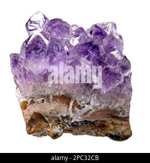 Cristaux d'améthyste (quartz violet) sur une matrice. c2cm à travers Banque D'Images