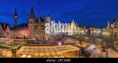 Gand Belgique, vue panoramique sur la ville nuit au pont St Michael's (Sint-Michielsbrug) avec la rivière Leie et Korenlei Banque D'Images