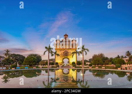 Vientiane Laos, coucher de soleil sur la ville à Patuxai (Patuxay) le plus célèbre point de repère de Vientiane Banque D'Images