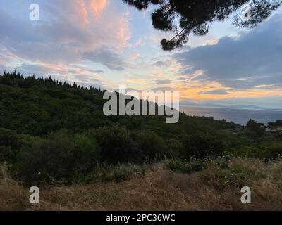 Côte égéenne avec mer et montagnes forêt de pins au lever du soleil coucher de soleil lumière spectaculaire sur les nuages contraste élevé beauté naturelle du printemps été Banque D'Images