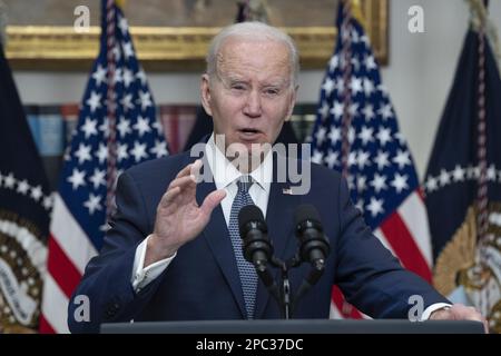 Washington, États-Unis. 13th mars 2023. Le président des États-Unis Joe Biden fait des remarques sur le système bancaire américain après l'effondrement de la Silicon Valley Bank en Californie, à la Maison Blanche à Washington, DC, lundi, 13 mars 2023. Photo de Chris Kleponis/ Credit: UPI/Alay Live News Banque D'Images