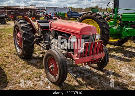 Fort Meade, FL - 26 février 2022 : vue panoramique d'un tracteur to-35 Massey Ferguson 1955 lors d'un salon de tracteurs local. Banque D'Images