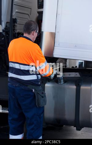 ravitaillement du conducteur de camion, vertical, grande capacité, réchauffement climatique, pollution, combustibles fossiles, Banque D'Images