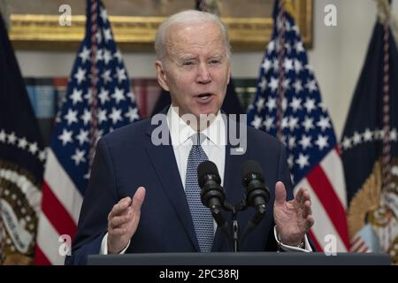 Washington, États-Unis. 13th mars 2023. Le président des États-Unis Joe Biden fait des remarques sur le système bancaire américain après l'effondrement de la Silicon Valley Bank en Californie, à la Maison Blanche à Washington, DC, lundi, 13 mars 2023. Photo de Chris Kleponis/ Credit: UPI/Alay Live News Banque D'Images