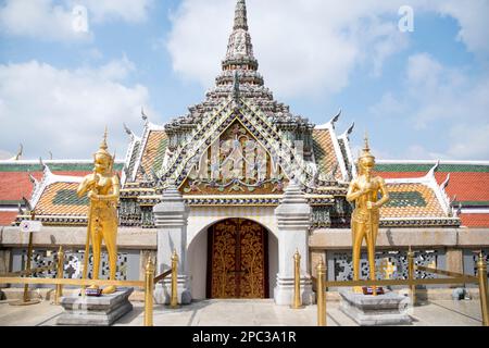 Statue d'or de Kinnari , créature mythique demi-oiseau humain, au Temple du Bouddha d'Émeraude, complexe du Grand Palais, Bangkok Banque D'Images