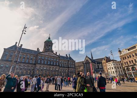 Amsterdam, pays-Bas - 14 avril 2019: Beaucoup de touristes marchant au monument national de la place du Dam Banque D'Images