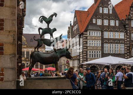 Brême, Allemagne - 16 juillet 2022 : beaucoup de touristes prenant une photo à la statue des musiciens de la ville de Brême Banque D'Images