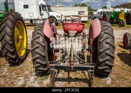 Fort Meade, FL - 26 février 2022 : vue arrière en perspective d'un tracteur Massey Ferguson to-35 1955 lors d'un salon de tracteurs local. Banque D'Images