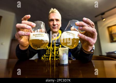 Stefan Fritsche avec de la bière en poudre fraîchement remuée. L'innovation produit par la brasserie du monastère de Neuzelle repense le processus de la bière et impressionne par des arguments favorables au climat pendant le transport. Stephan Fritsche, directeur général de la brasserie allemande Klosterbrauerei Neuzelle, présente la nouvelle poudre de bière en cours de développement Banque D'Images