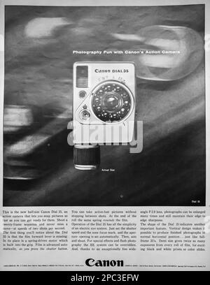 Publicité pour appareil photo action Dial 35 de Canon dans le magazine Life 15 juin 1964 Banque D'Images