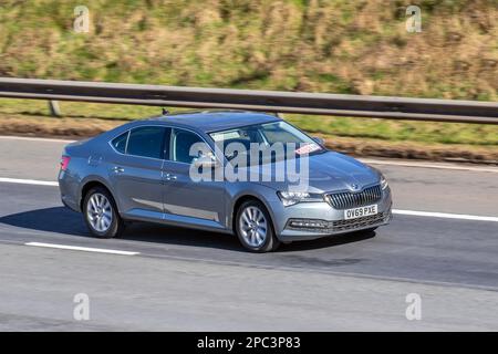 2019 Gray SKODA SUPERBE TECHNOLOGIE se TDI DSG 1598cc Diesel semi-auto 7 vitesses ; sur l'autoroute M61, Royaume-Uni Banque D'Images