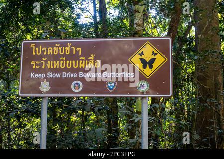 Panneau au parc national de Kaeng Krachan, Thaïlande. Banque D'Images