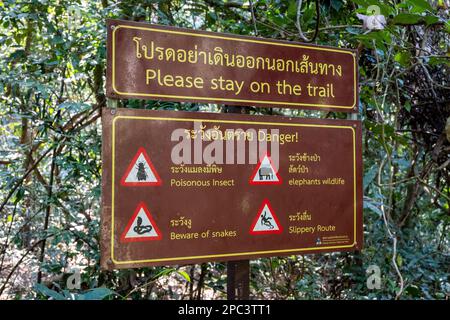 Panneau au parc national de Kaeng Krachan, Thaïlande. Banque D'Images