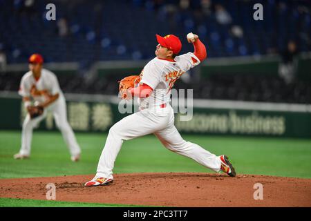 (230313) -- TOKYO, 13 mars 2023 (Xinhua) -- Zheng Chaoqun de Chine jette pendant le match de la piscine B entre la Chine et la Corée du Sud de la Classique mondiale de baseball 2023 au Tokyo Dome à Tokyo, Japon, 13 mars 2023. (Xinhua/Zhang Xiaoyu) Banque D'Images