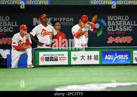 (230313) -- TOKYO, 13 mars 2023 (Xinhua) -- Dean Treanor, directeur de la Chine (1st L), regarde pendant le match de billard B entre la Chine et la Corée du Sud de la Classique mondiale de baseball 2023 au Tokyo Dome à Tokyo, Japon, 13 mars 2023. (Xinhua/Zhang Xiaoyu) Banque D'Images