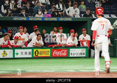 (230313) -- TOKYO, 13 mars 2023 (Xinhua) -- les joueurs de Chine regardent après avoir terminé la première partie du match de billard B entre la Chine et la Corée du Sud de la Classique mondiale de baseball 2023 au Tokyo Dome à Tokyo, Japon, 13 mars 2023. (Xinhua/Zhang Xiaoyu) Banque D'Images