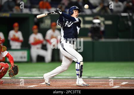 (230313) -- TOKYO, 13 mars 2023 (Xinhua) -- Kim hye Seong de Corée du Sud frappe le ballon pendant le match de billard B entre la Chine et la Corée du Sud de la Classique mondiale de baseball 2023 au Tokyo Dome à Tokyo, Japon, 13 mars 2023. (Xinhua/Zhang Xiaoyu) Banque D'Images
