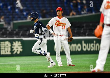 (230313) -- TOKYO, 13 mars 2023 (Xinhua) -- Kim Ha Seong (L) de Corée du Sud gère les bases après avoir frappé une course à domicile pendant le match de billard B entre la Chine et la Corée du Sud de la Classique mondiale de baseball 2023 au Tokyo Dome à Tokyo, Japon, 13 mars 2023. (Xinhua/Zhang Xiaoyu) Banque D'Images