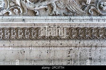 Décoration en pierre sculptant. Décoration architecturale de la façade du bâtiment. Photo de haute qualité Banque D'Images