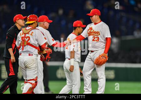 (230313) -- TOKYO, 13 mars 2023 (Xinhua) -- le gérant chinois Dean Treanor (3rd L) serre la main avec Zheng Chaoqun (1st R) pendant le match de billard B entre la Chine et la Corée du Sud de la Classique mondiale de baseball 2023 au Tokyo Dome à Tokyo, Japon, 13 mars 2023. (Xinhua/Zhang Xiaoyu) Banque D'Images