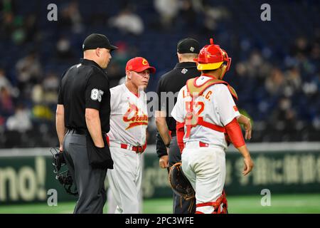 (230313) -- TOKYO, 13 mars 2023 (Xinhua) -- le directeur chinois Dean Treanor (2nd L) parle aux arbitres lors du match de billard B entre la Chine et la Corée du Sud de la Classique mondiale de baseball 2023 au Tokyo Dome à Tokyo, Japon, 13 mars 2023. (Xinhua/Zhang Xiaoyu) Banque D'Images