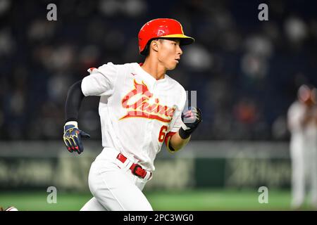 (230313) -- TOKYO, 13 mars 2023 (Xinhua) -- Liang PEI de Chine court pendant le match de la piscine B entre la Chine et la Corée du Sud de la Classique mondiale de baseball 2023 au Tokyo Dome à Tokyo, Japon, 13 mars 2023. (Xinhua/Zhang Xiaoyu) Banque D'Images