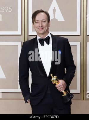 Volker Bertelmann, lauréat du prix du meilleur score original pour « All Quiet on the Western Front », apparaît en coulisses avec son Oscar lors des Oscars annuels 95th à l'hôtel Loews Hollywood dans la section Hollywood de Los Angeles, dimanche, 12 mars 2023. Photo de John Angelillo/UPI Banque D'Images