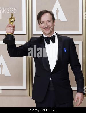 Volker Bertelmann, lauréat du prix du meilleur score original pour « All Quiet on the Western Front », apparaît en coulisses avec son Oscar lors des Oscars annuels 95th à l'hôtel Loews Hollywood dans la section Hollywood de Los Angeles, dimanche, 12 mars 2023. Photo de John Angelillo/UPI Banque D'Images