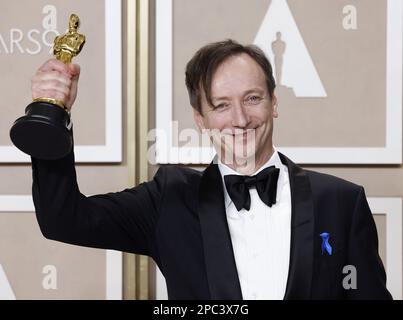 Volker Bertelmann, lauréat du prix du meilleur score original pour « All Quiet on the Western Front », apparaît en coulisses avec son Oscar lors des Oscars annuels 95th à l'hôtel Loews Hollywood dans la section Hollywood de Los Angeles, dimanche, 12 mars 2023. Photo de John Angelillo/UPI Banque D'Images