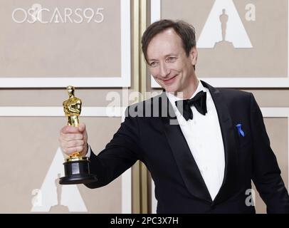 Volker Bertelmann, lauréat du prix du meilleur score original pour « All Quiet on the Western Front », apparaît en coulisses avec son Oscar lors des Oscars annuels 95th à l'hôtel Loews Hollywood dans la section Hollywood de Los Angeles, dimanche, 12 mars 2023. Photo de John Angelillo/UPI Banque D'Images