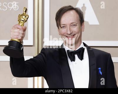 Volker Bertelmann, lauréat du prix du meilleur score original pour « All Quiet on the Western Front », apparaît en coulisses avec son Oscar lors des Oscars annuels 95th à l'hôtel Loews Hollywood dans la section Hollywood de Los Angeles, dimanche, 12 mars 2023. Photo de John Angelillo/UPI Banque D'Images