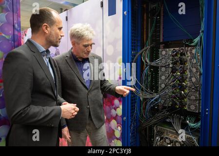 13 mars 2023, Rhénanie-Palatinat, Mayence: Markus Tacker (r), directeur technique chez ZEV de l'Université de Mayence, explique la technologie à Clemens Hoch (SPD), ministre de la Science et de la Santé de Rhénanie-Palatinat, lors de la cérémonie d'inauguration du nouvel ordinateur de haute performance 'Mogon NHR Sud-Ouest' à l'Université Johannes Gutenberg de Mayence. L'ordinateur a été financé par le programme fédéral-État de financement "National High Performance Computing". Photo: Sebastian Christoph Gollnow/dpa Banque D'Images