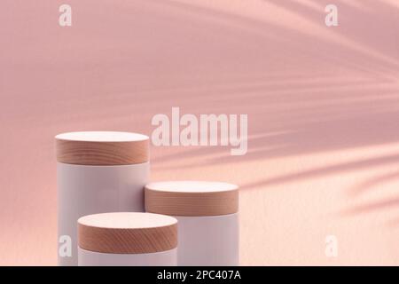 Plancher minimal de plan d'examen de podium avec ombre de feuilles de palmier tropicale floue rose pastel fond.beauté cosmétique naturel placement de produit stand de promotion Banque D'Images